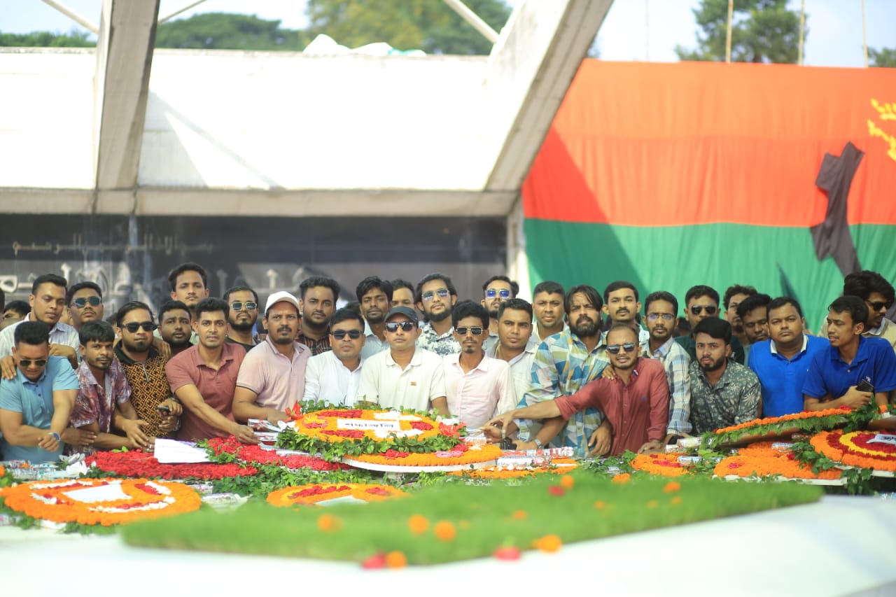 জাতীয় বিপ্লব ও সংহতি দিবসে শহীদ জিয়াউর রহমানের মাজারে তেজগাঁও কলেজ ছাত্রদলের শ্রদ্ধা নিবেদন