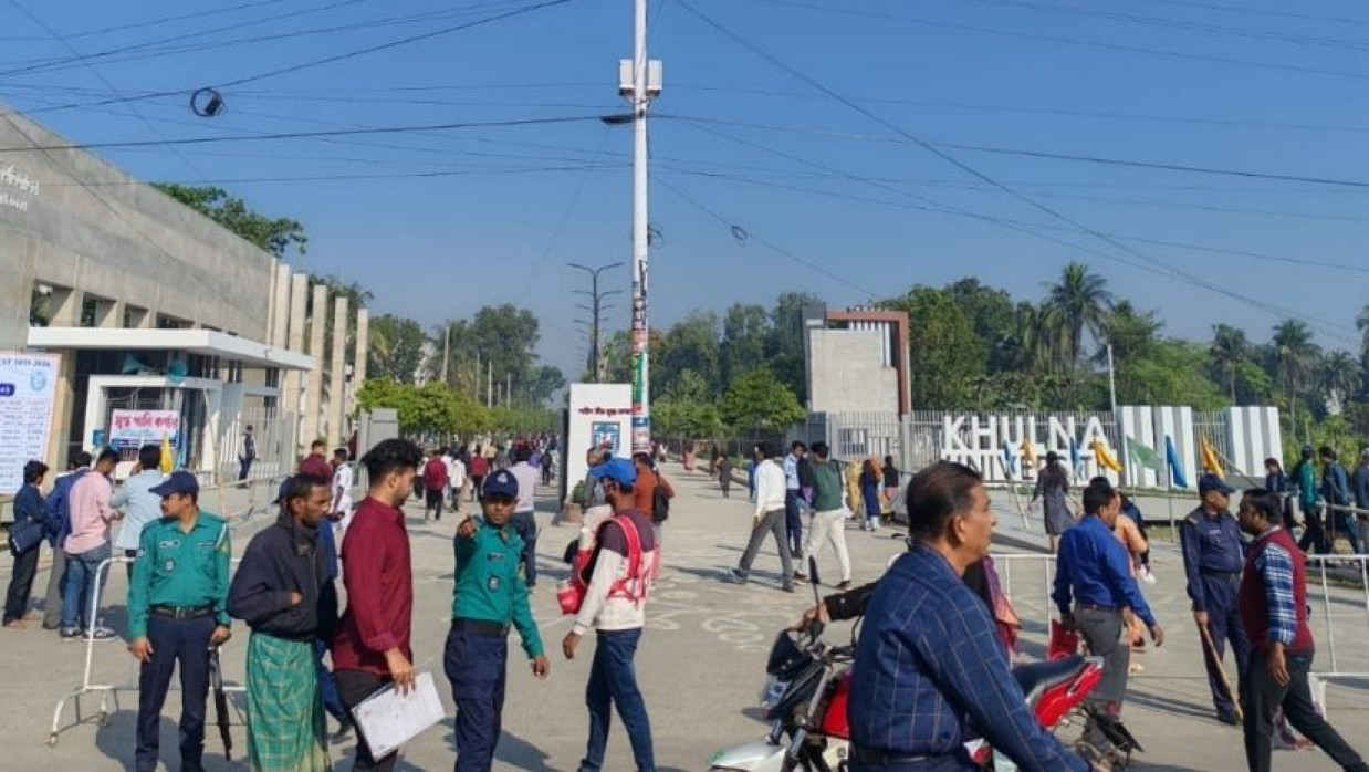 খুবির ভর্তি পরীক্ষা শুরু, আসনপ্রতি লড়ছেন ৯৭ ভর্তিচ্ছু
